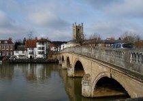 Henley Bridge stretching over the Thames | Photo: Nigel Homer